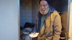 Un homme se fabrique un logement insolite