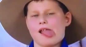 insolite-un-enfant-australien-mange-2-mouches-en-pleine-interview