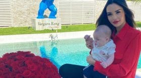 nabilla pose piscine milann detail choc