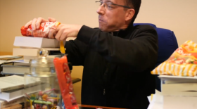 Un prêtre se goinfre de bonbons pour annoncer le Carême