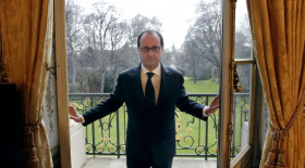 francois hollande devant les jardins de l elysee
