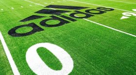 Adidas présente son terrain de foot recyclé