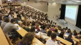 enseignante amphithéâtre étudiant