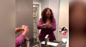 gloria-gaynor-rejoue-i-will-survive-en-se-lavant-les-mains