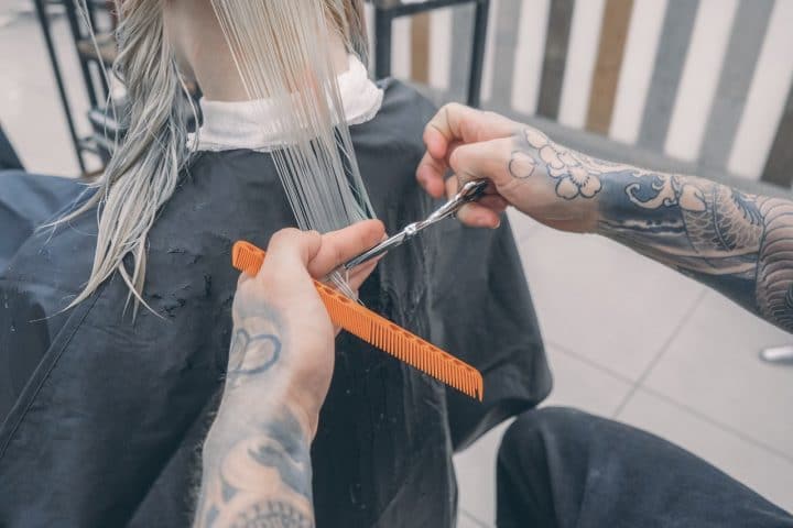 Confinement : arrêtez de vous couper les cheveux seuls !