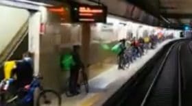 En plein confinement pour lutter contre le coronavirus, le métro de Milan est peuplé de centaines de livreurs de repas sans protection ...