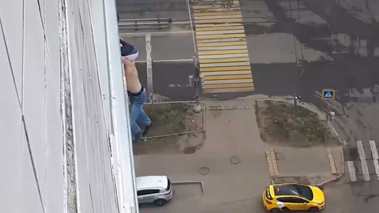 человек выпал из окна в москве