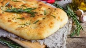 recette-de-la-focaccia-la-version-italienne-irresistible-fougasse