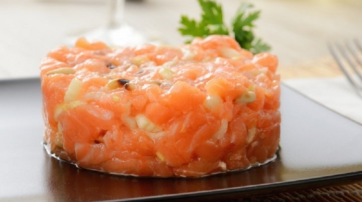 recette-du-tartare-au-saumon-faites-place-a-fraicheur-dans-lassiette