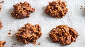Si vous avez envie d'un biscuit croquant et délicieusement chocolaté, découvrez la recette ultra facile des roses de sable