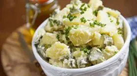 salade-de-pommes-de-terre-et-cornichons-plat-de-base-qui-se-decline-a-volonte