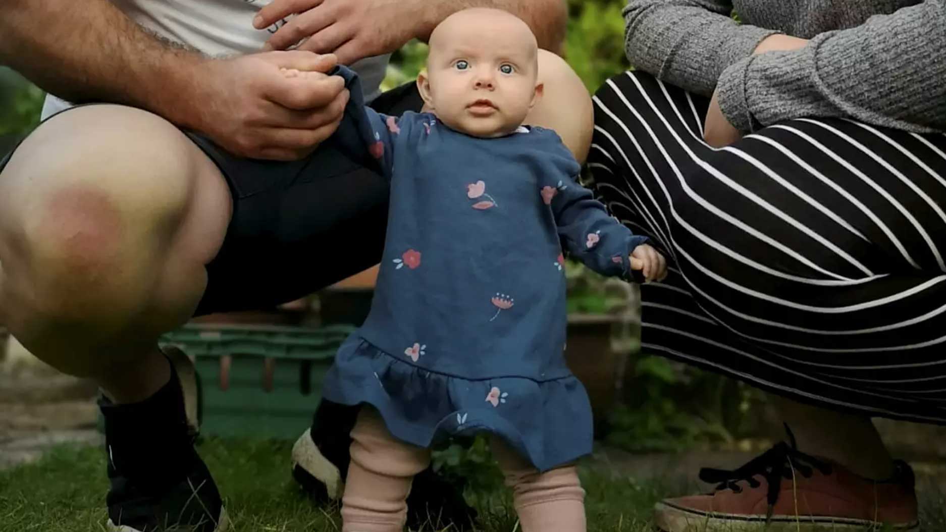 Un Bebe De 8 Semaines Tient Debout Sur Ses Deux Pieds Tout Seul Un Bebe De 8 Semaines Tient Debout Sur Ses Deux Pieds Tout Seul