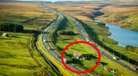 ferme construite au milieu de l'autoroute