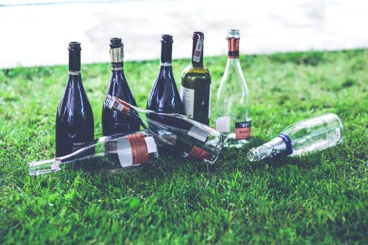 Rhône, un homme retrouvé mort entouré de bouteilles d'alcool