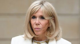 brigitte macron seule fixe l'objectif