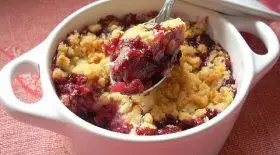 crumble-fruits-rouges-gourmandise-fondante-et-delicieusement-croquante