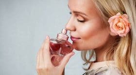 decouvrez-lastuce-pour-faire-tenir-son-parfum-plus-longtemps