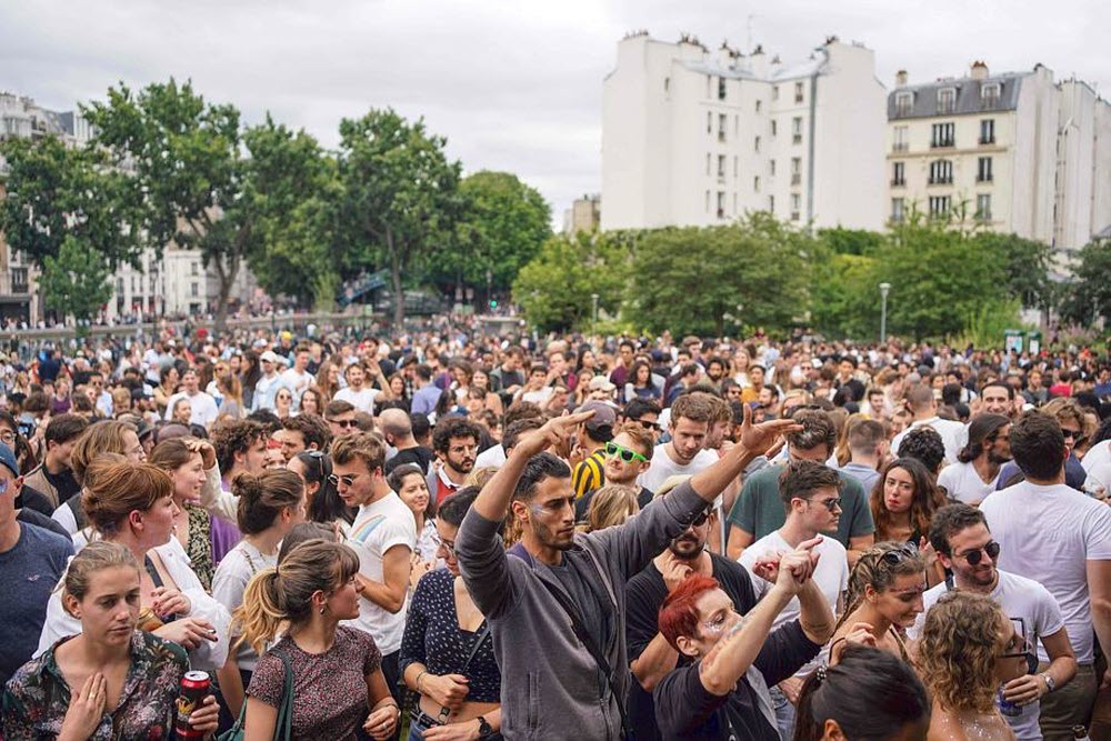 Coronavirus les images surréalistes de la foule pour la Fête de la