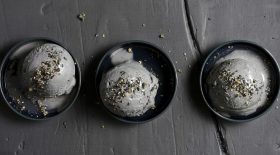 glace-au-sesame-noir-un-dessert-original-et-qui-ne-passe-pas-inapercu