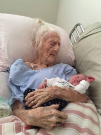 une femme de 74 ans donne naissance à un bébé
