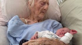 une femme de 74 ans donne naissance à un bébé