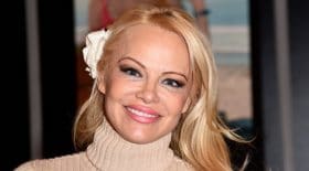 Pamela Anderson cliché topless jeunesse