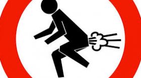 un homme pete sur les policiers