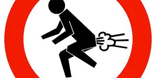 un homme pete sur les policiers