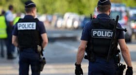 les policiers abandonnent la cléd'étranglement pour le pistolet à impulsion