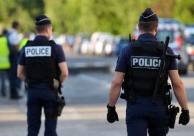 les policiers abandonnent la cléd'étranglement pour le pistolet à impulsion