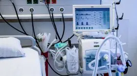 Ils débranchent son respirateur artificiel pour mettre la clim'