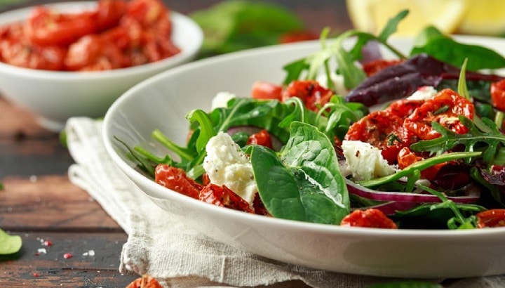 salade-italienne-un-delice-ensoleille-qui-se-prepare-en-cinq-minutes