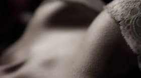 elle drogue des hommes avec ses seins