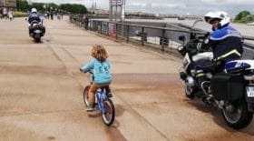 un-enfant-echappe-a-la-vigilance-de-ses-parents-et-se-fait-ramener-sous-escorte-policiere