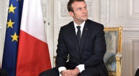 Emmanuel Macron joue au foot avec des jeunes