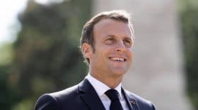 emmanuel macron étonnnant cadeau