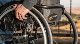 Son ex mari lui soutire d'énormes sommes d'argent
