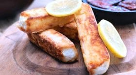 feta-saganaki-la-recette-typique-de-ce-delicieux-stick-de-fromage