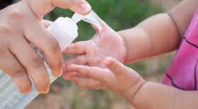 les distributeurs de gel hydroalcooliques sont un vrai danger pour les enfants