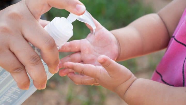 les distributeurs de gel hydroalcooliques sont un vrai danger pour les enfants