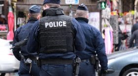 homme adolescente retranché domicile
