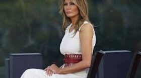 Melania Trump moquée robe