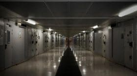 Une surveillante de prison amoureuse offre un téléphone portable à un détenu