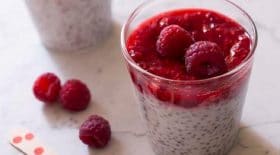 yaourt-aux-graines-de-chia-framboise-recette-hyper-tendance-bourree-vitamines