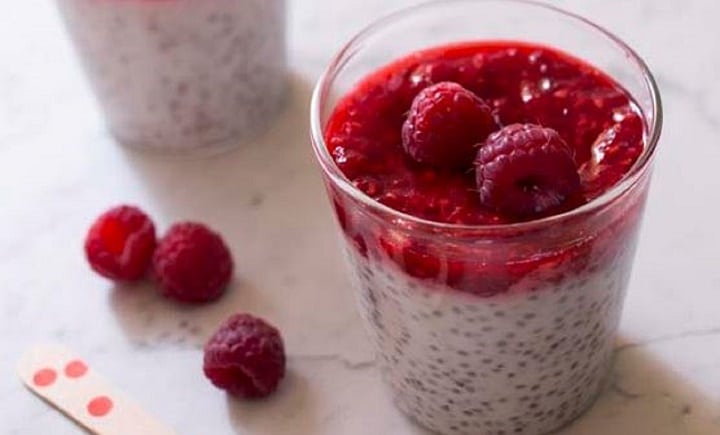 yaourt-aux-graines-de-chia-framboise-recette-hyper-tendance-bourree-vitamines