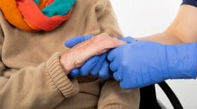Les aides à domicile bénéficieront d'une prime avant Noël