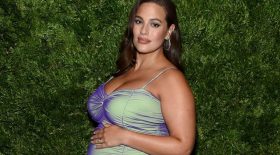 Ashley graham pose grossesse allaitement
