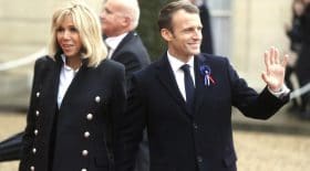 La posture de Brigitte Macron fait rire