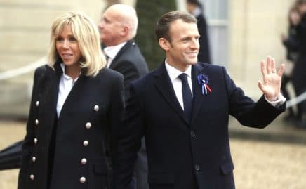 La posture de Brigitte Macron fait rire