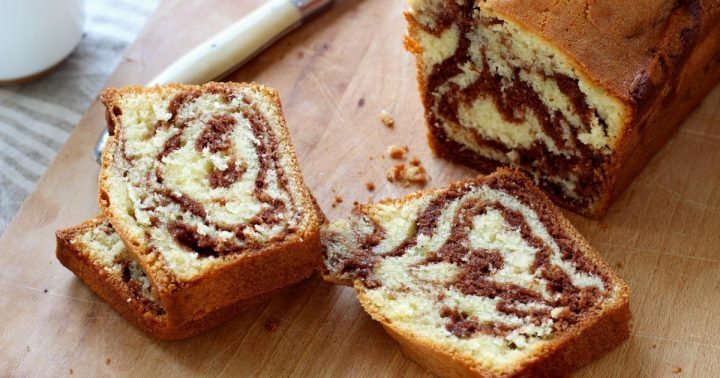 Découvrez la délicieuse recette du traditionnel cake marbré au chocolat